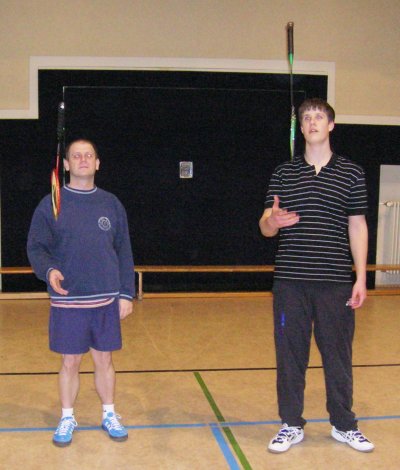 2 Personen mit Badminton-Schlägern